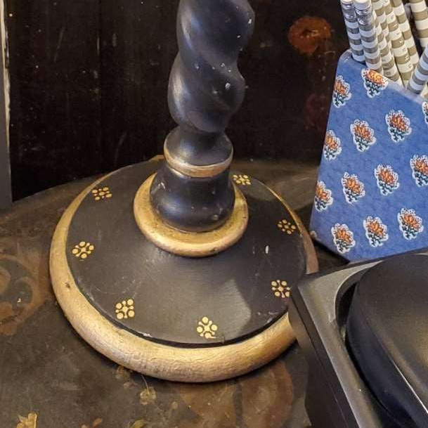 Twisted black and gold table lamp